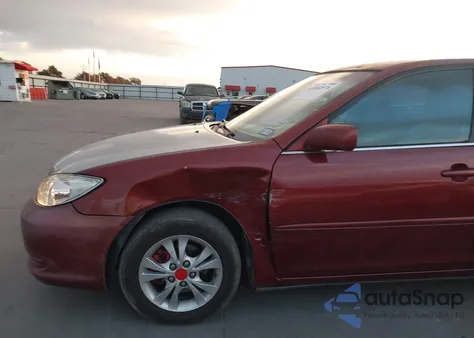 2004 Toyota Camry Le V6 z USA, uszkodzony, nr VIN 4T1BF32K14U074092